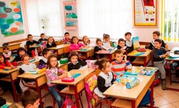 KËMBANA E ALARMIT/ Në Kamëz fëmijët ikin pangrënë, në Tiranë janë mbipeshë