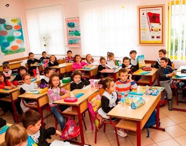 ALARM NË SHKOLLAT E FIERIT/ Pas EMIGRACIONIT të familjeve, bankat mbeten bosh. 14 shkolla drejt…