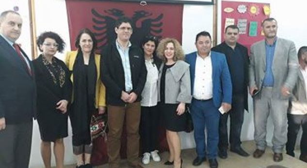 VIDEO/ Nis mësimi në gjuhën amtare në ishullin grek. Nxënësit shqiptarë do të flasin e shkruajnë SHQIP