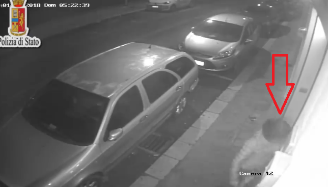Shqiptari tërbohet se i mbyllin lokalin e basteve. Merr një çekiç dhe i hyn me …(VIDEO)