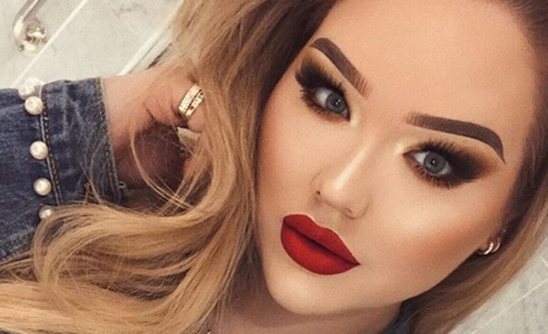 “Smokey eyes” të zeza dhe të arta (FOTO)