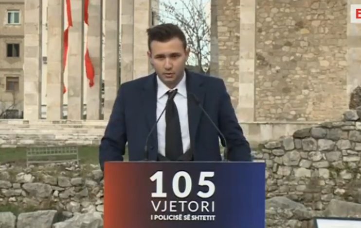 Dekorohet pas vdekjes shkatërruesi i bandave të ’97-ës/ Djali i Sokol Barajt mban fjalimin prekës