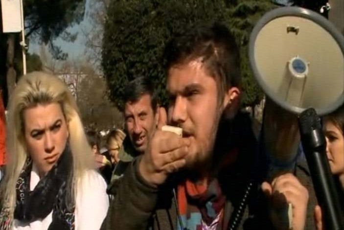 “As veshka s’ma mbulon tarifën”, Studentët ngrihen në protestë para Kryeministrisë (VIDEO)