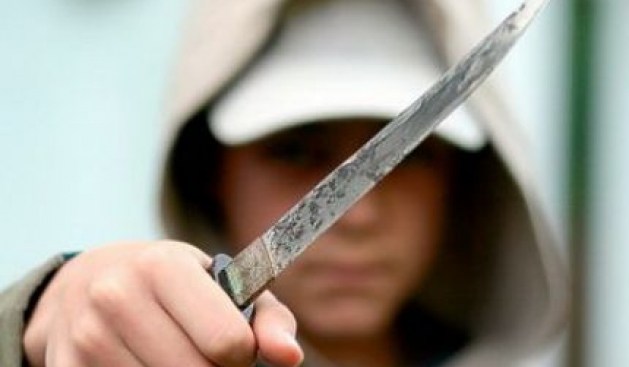 FRIKA NË SHKOLLË/ 15 vjeçarja shkon me thikë me vete. Ja çfarë i zbulon POLICIA në çantë