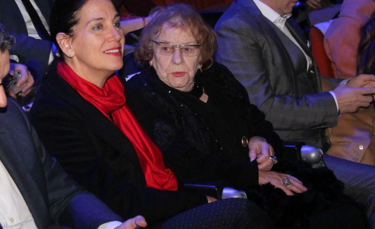 E prisnim në skenë, aktorja Tinka Kurti ndjek si spektatore shfaqen ‘Carmen’ pasi del nga spitali (FOTO)