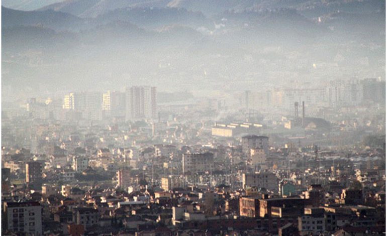 RAPORTI/ Shifra si “në kohë lufte”: 2120 shqiptarë humbin jetën nga ndotja e ajrit në vit!