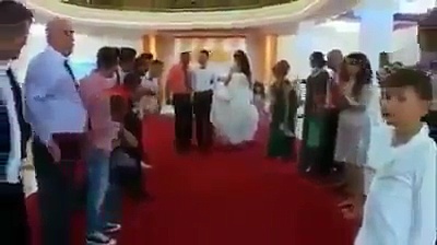 Qeshni me LOT! Tradita e rrahjes së dhëndrit te shqiptarët, shikoni çfarë i bëjnë (VIDEO)