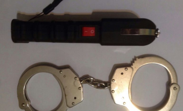 EMRI/ Arrestohet lushnjari me pajisje policie, i sekuestrohet armë dhe trullosëse elektrike