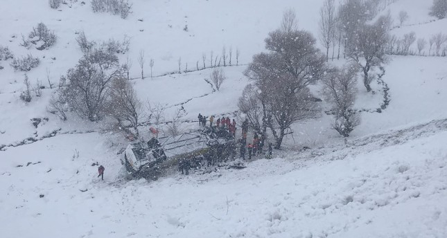 TMERR NË TURQI/ Autobuzi del nga rruga. Vdesin 6 persona, ambulancat në vështirësi për të shkuar