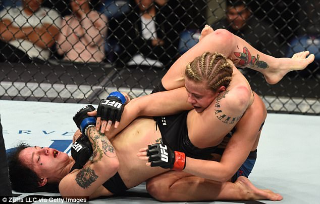 (VIDEO+FOTO) UFC: VanZant humbet ndeshjen dhe thyen krahun, ja çfarë i ka ndodhur dorës së saj