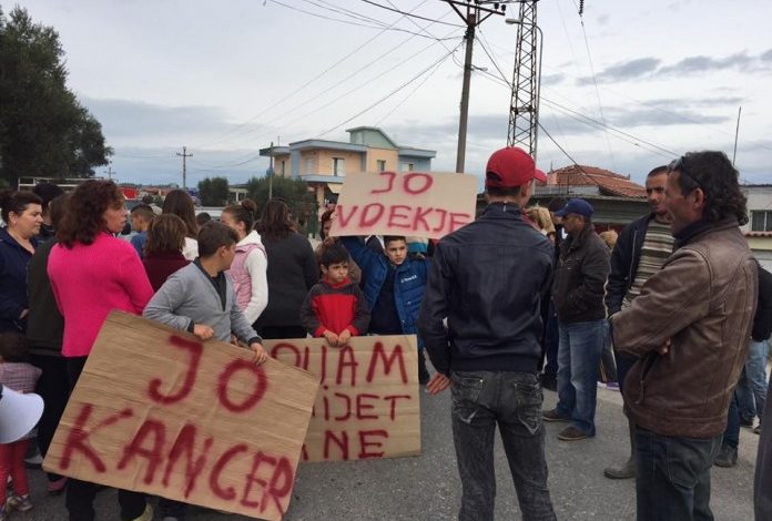 FIER/ Banorët e fshatit Verri sërish protestë për inceneratorët e plehrave, përplasen me policinë