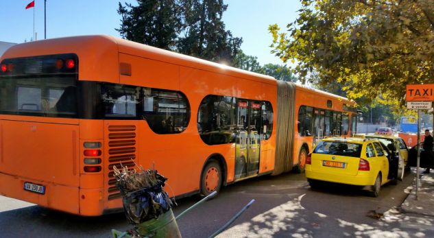 (FOTO) Aksident në Tiranë, autobusi i Kombinatit ‘harron’ të frenojë dhe merr para këmbësoren