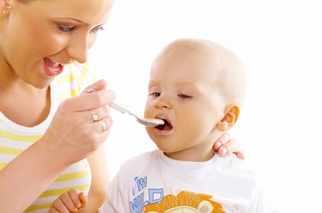 10 ushqime që bebja juaj nuk duhet t’i provojë deri në 1 vjeç