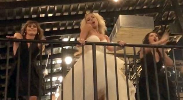 Nusja hutoi dasmorët me zhveshjen, nën ritmin e këngës së Bebe Rexhës (VIDEO)