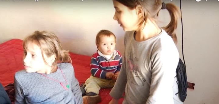 Varfëri EKSTREME/ Ja si mbijetojnë me 72 mijë lekë familja me 7 anëtarë
