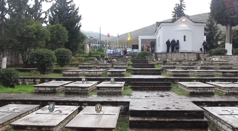 VAZHDOJNË GËRMIMET PËR USHTARËT/ Zbulohen eshtrat e para. Vërtetohen nga medialionet (FOTO)