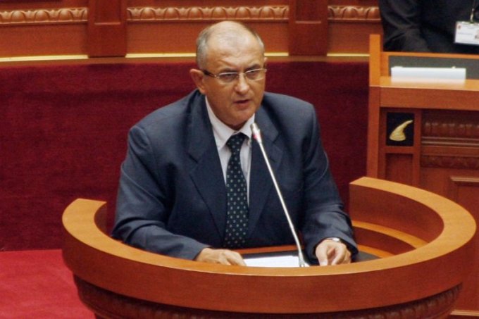 SEANCA PARLAMENTARE/ Petrit Vasili: Askush nuk mund të dalë mbi Kushtetutën