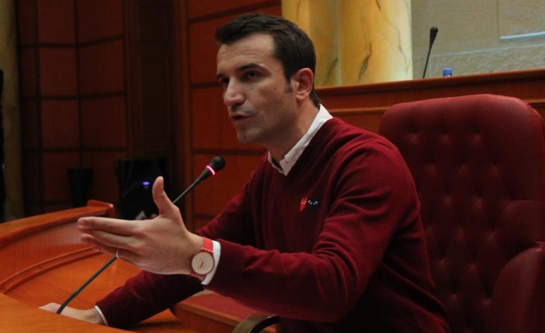 Hodhën plehrat në rrugë, ja çfarë i bën publikisht Veliaj dy lokaleve (FOTO)