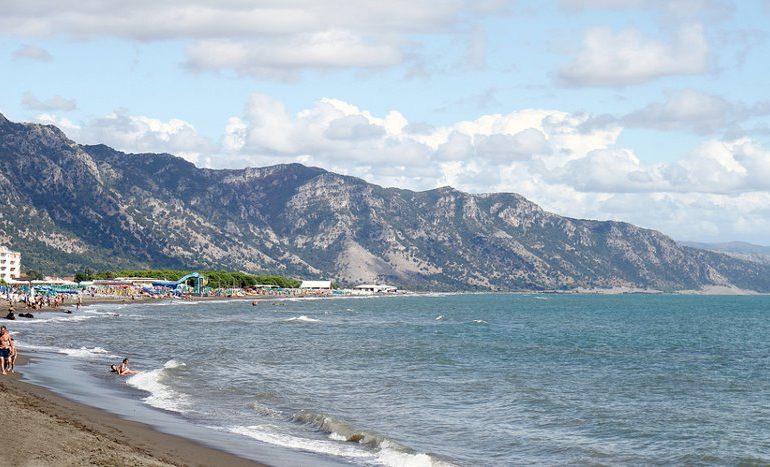 Në Vlorë bëhet plazh dhe në dimër, shikoni kush i sfidoi temperaturat e Janarit (VIDEO)