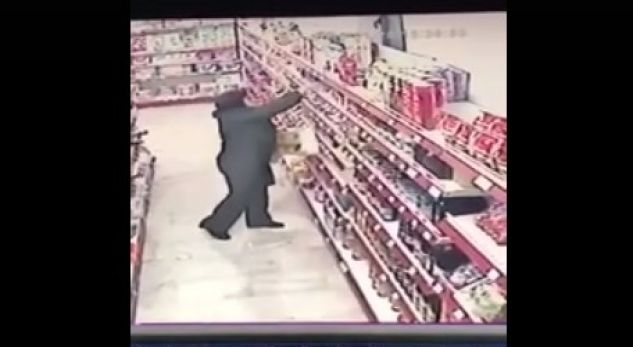 Vlonjatia që i bën vjedhjet me “turne”… dalin pamjet (VIDEO)