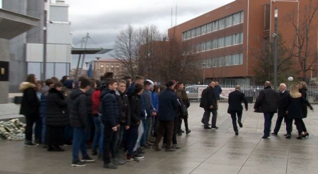 Pse VRAPOI Haradinaj sot në shesh?! Kabineti i Kryeministrit sqaron se… (VIDEO)