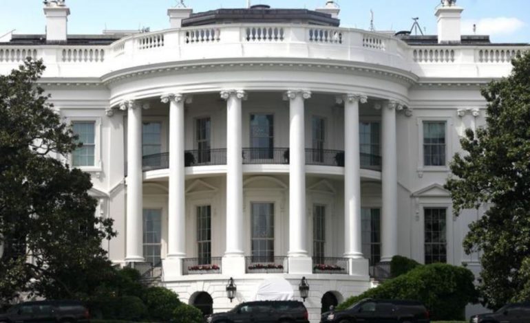 Vendimi i çuditshëm i Trump: Së shpejti celularët nuk do lejohen në Shtëpinë e Bardhë!