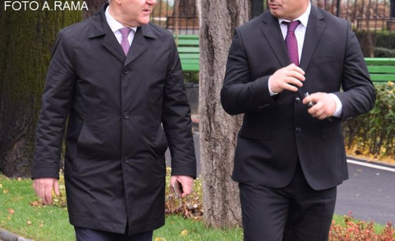 SOT PROTESTA/ Ministri Xhafaj takon kreun e Gardës së Republikës (FOTOT)
