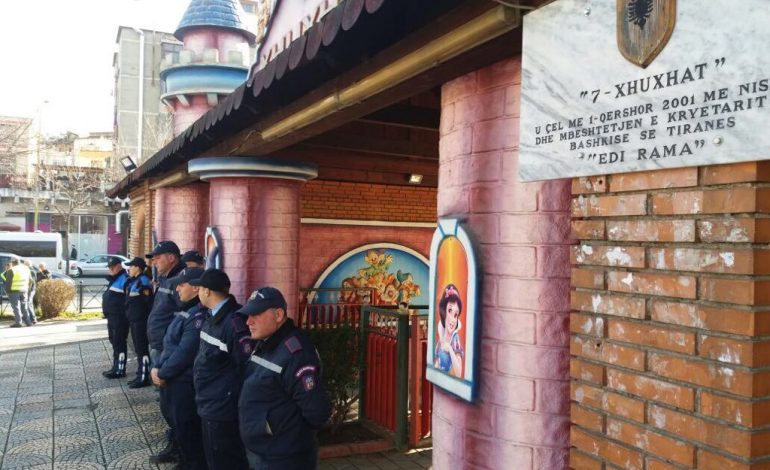 Policia bllokon “7 Xhuxhat”, kullat në Tiranë shndërrohen në “hotele” me 5 yje për të shmangur taksat