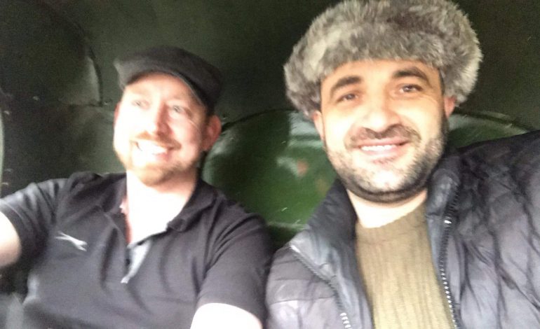 UDHETIMI I RRALLË/ Nga Londra drejt Tiranës me “ZIL”, shqiptari më në fund mbërriti në vendlindje… (FOTO)