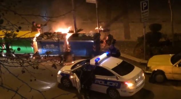 Dogji kartona për t’u ngrohur afër Parlamentit. Një i pastrehë alarmon policinë …