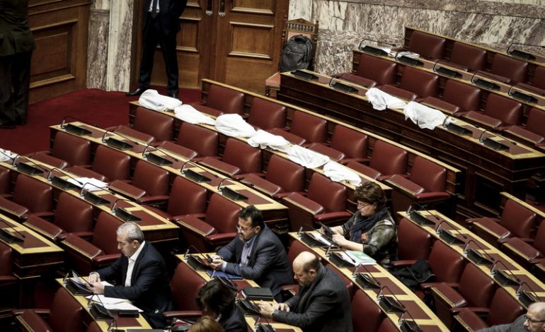 Pamje turpi në Greqi/ Reshjet hynë në parlament, kompjuterët e deputetëve mbulohen me plasmas (FOTO)