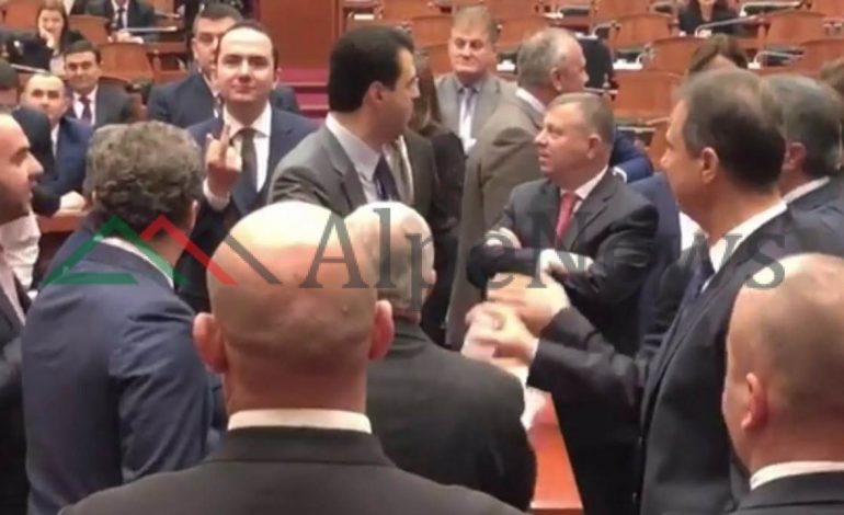 SKANDALI NË KUVEND/ Salianji i nxjerr gishtin e MESIT kryeministrit RAMA (VIDEO)