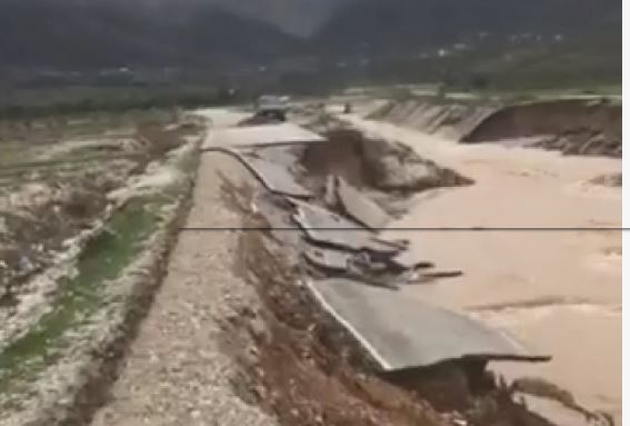 Lumi “FSHIN NGA HARTA” rrugën e asfaltuar në Delvinë. Merr përpara dy shtëpi dhe…