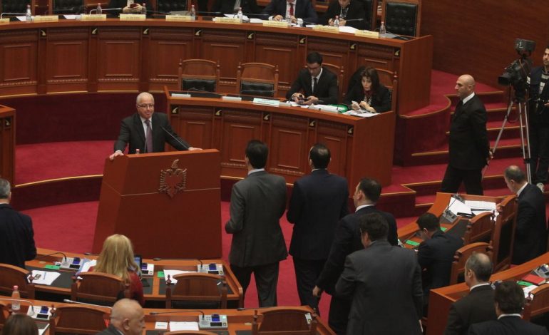 PLAS NË KUVEND/ I njëjti “skenar”: Basha BLLOKON foltoren pas fjalës së Spahos. Ruçi nderpret seancën (VIDEO)