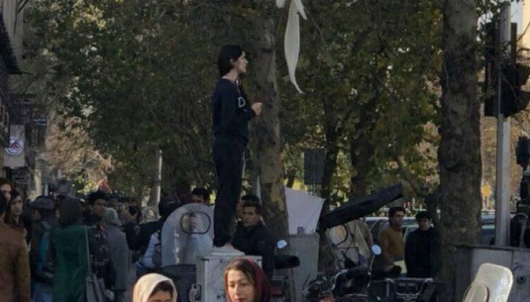 Hoqën mbulesën në shenjë proteste, arrestohen 29 gra në Iran