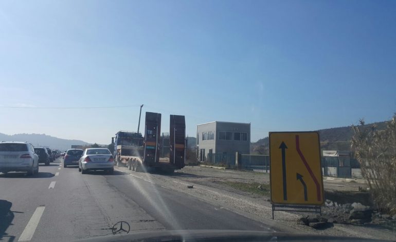 Zbulohet shkaku i BLLOKIMIT të autostradës Tiranë-Durrës/ VIDEO dhe FOTO EKSKLUZIVE. Si ta shmangni