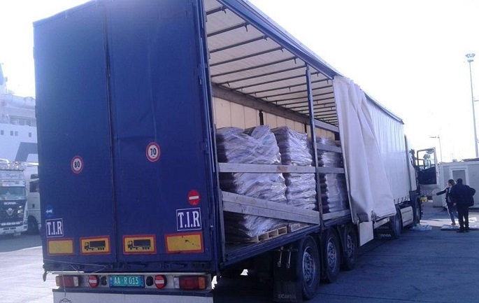EMRI/ Fshehu 50-vjeçarin në kamion për të kaluar kufirin. Arrestohet shoferi në Vlorë