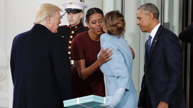 Zbulohet dhurata “e sikletshme” që Melanie Trump i bëri Michelle Obama-s në Shtëpinë e Bardhë. Ja çfarë ishte..