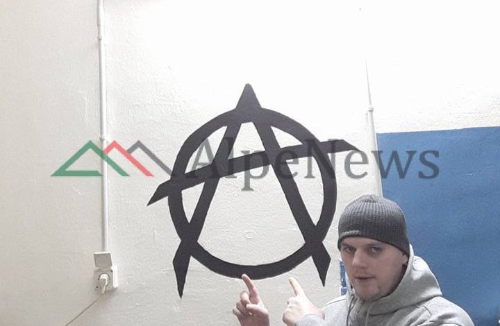 DO ARRATISEJ NGA BURGU GREK/ Ky është kuptimi i vizatimit në murin e QELISË së Fabio Dushkut (FOTO)