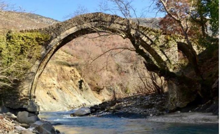 FOTOLAJM/ Reshjet e shiut shembin urën e gurtë historike të Hoshtovës në Zagori të Gjirokastrës