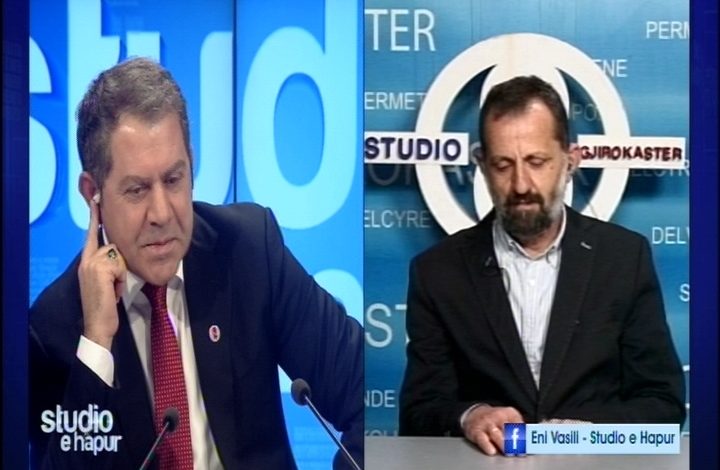 Plas SHERRI / “Të shkojë të pyesë gruan për çështjen çame”, Idrizi heq mikrofonin e lë studion (VIDEO)