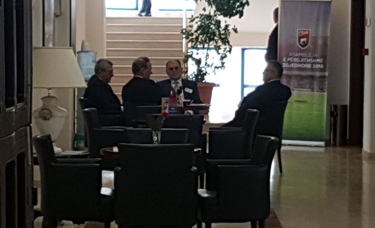 FOTO: Fino dhe Duka ulen në kafe, ja kush u bashkohet