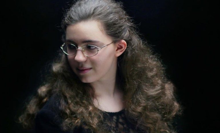 Kush është artistja 20 vjeçarja shqiptare që po bën Francën “t’i ulet në gjunjë”