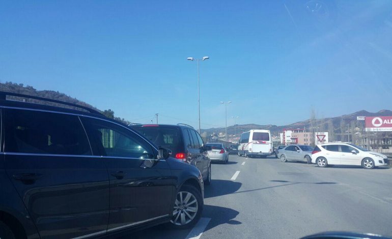 VIDEO/ Bllokohet autostrada TIRANE-DURRES, makinat kthehen në kundra vajtje, shkak bëhet…