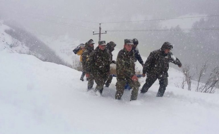 KUKËS/ 3 orë në këmbë në mes të DËBORËS: Shpëtohet gruaja e izoluar (FOTO)