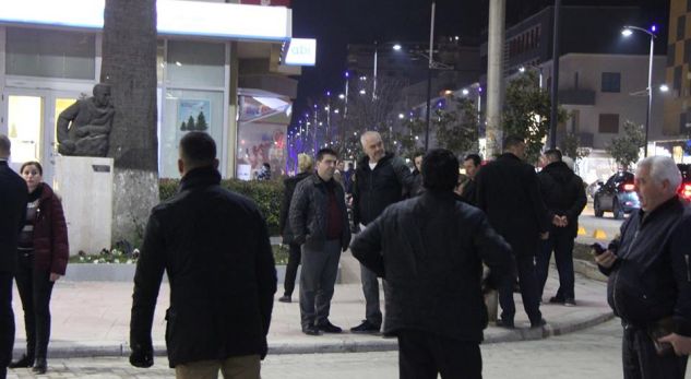 Rama në Fier për shembjen e disa ndërtesave. Qytetari i ankohet: Kryeministër pse na prishe shtëpitë?