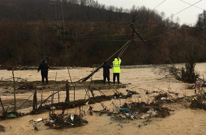 VIDEO/ Mes përroit që vërshon, shihni ku po punonte elektricisti që humbi jetën në Tropojë