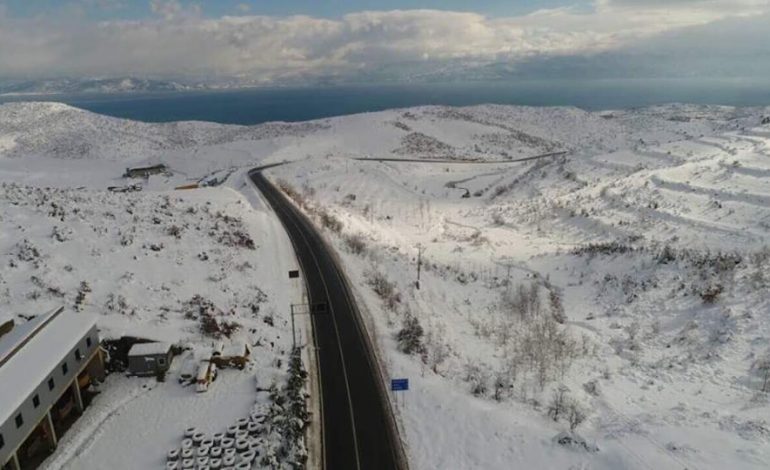 MOTI I KEQ/ Zhbllokohen nga dëbora akset kryesore (FOTO)