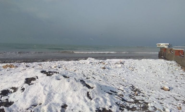 (FOTO+VIDEO) EKSKLUZIVE/ E pazakontë, shihni bardhësinë e dëborës në bregdetin e Durrësit