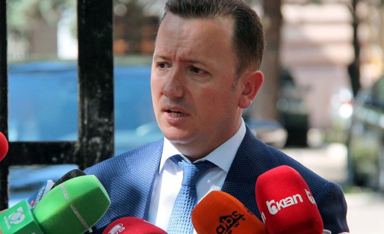 DORËHEQJA E EDUARD HALIMIT/ Kur në politikë nuk ka më punë për profesionistët